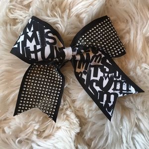 Black and White Summit bow